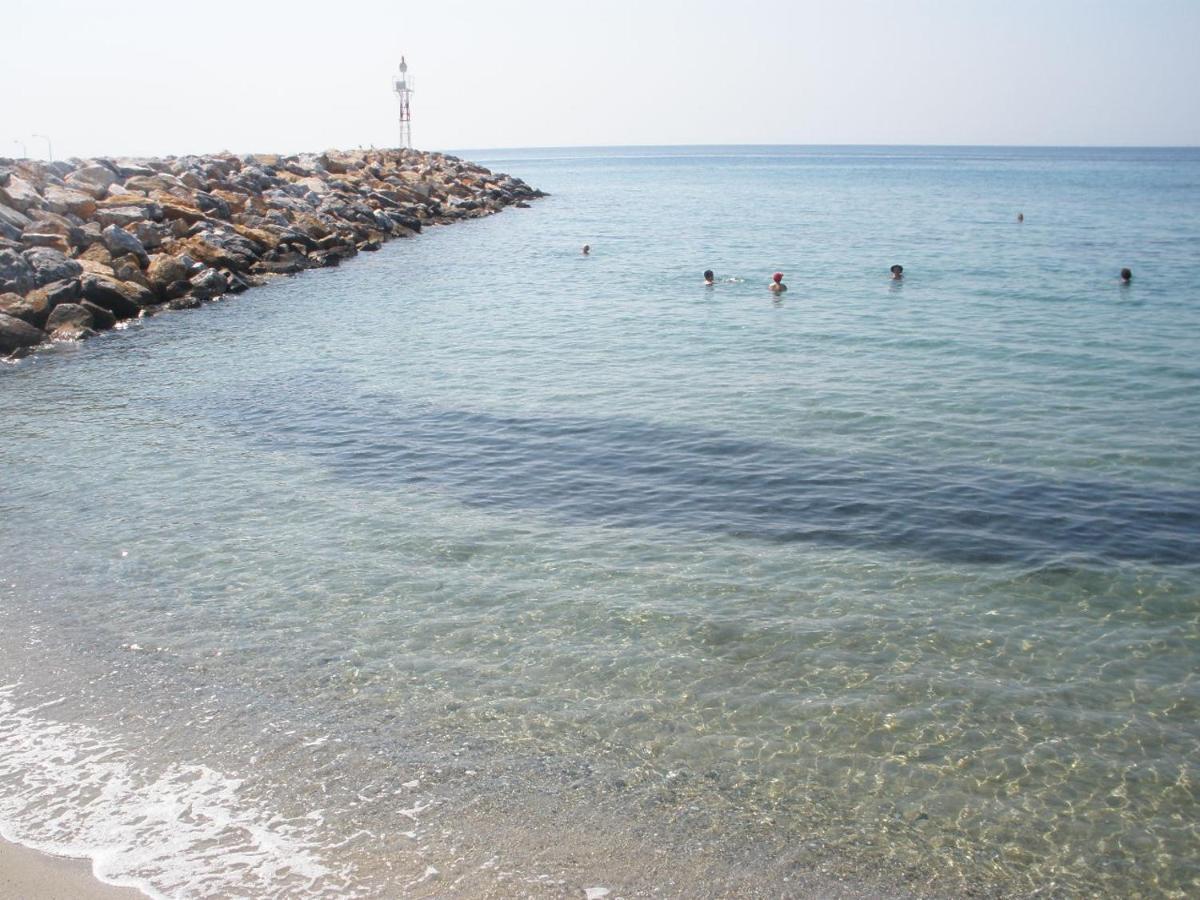 אפרטהוטל ניאה סקיוני Pansion Alexandros By The Sea מראה חיצוני תמונה